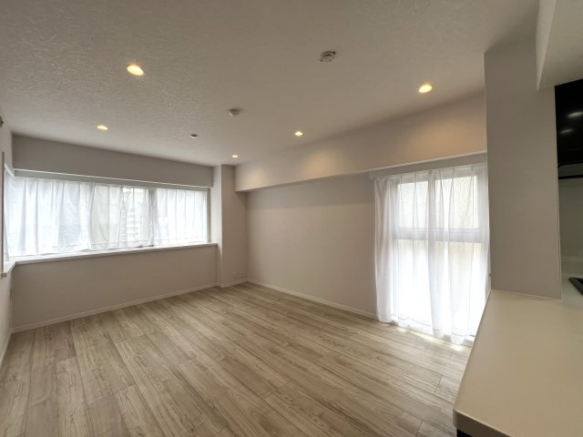 最寄り駅まで徒歩１分！３路線利用可！なんなら横浜駅も徒歩圏！立地最強フゥーッ！！！な、【リノベ／オーベル横浜・戸部本町】の居間・リビング|おしゃれな居間です