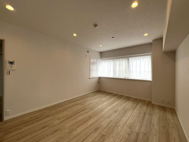 最寄り駅まで徒歩１分！３路線利用可！なんなら横浜駅も徒歩圏！立地最強フゥーッ！！！な、【リノベ／オーベル横浜・戸部本町】の居間・リビング|使いやすいリビングです