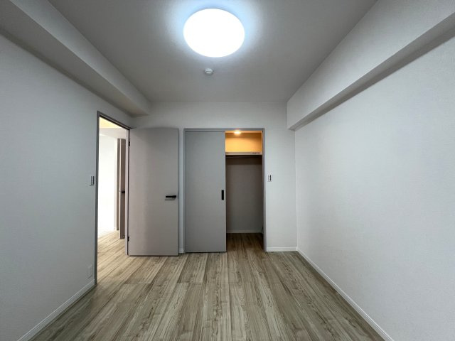 最寄り駅まで徒歩１分！３路線利用可！なんなら横浜駅も徒歩圏！立地最強フゥーッ！！！な、【リノベ／オーベル横浜・戸部本町】の洋室|個人の部屋や寝室として使える洋室です