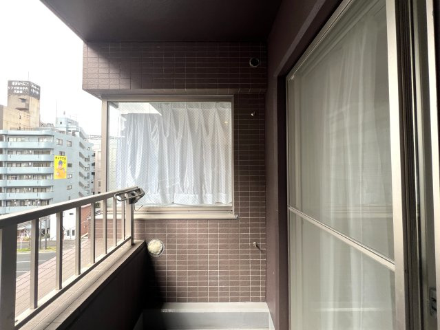 最寄り駅まで徒歩１分！３路線利用可！なんなら横浜駅も徒歩圏！立地最強フゥーッ！！！な、【リノベ／オーベル横浜・戸部本町】のバルコニー|広々としたバルコニーです