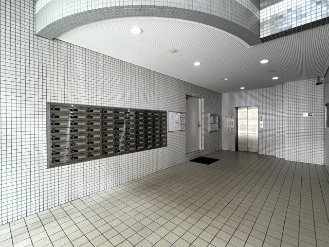 最寄り駅まで徒歩１分！３路線利用可！なんなら横浜駅も徒歩圏！立地最強フゥーッ！！！な、【リノベ／オーベル横浜・戸部本町】のエントランス|エントランスです