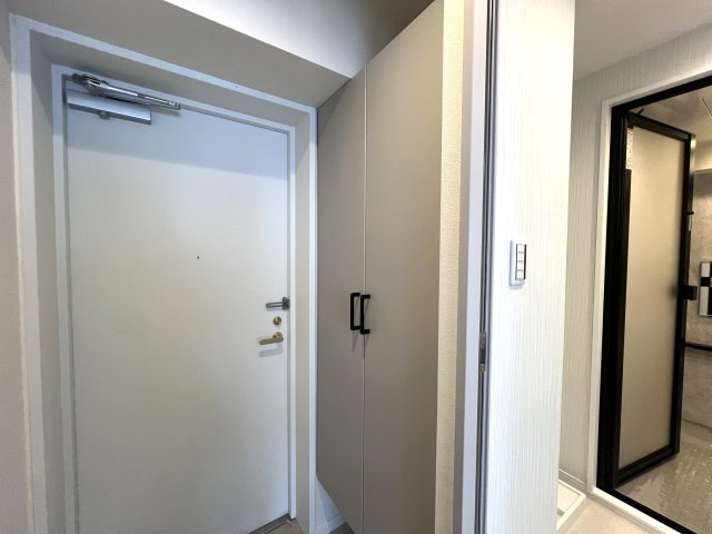 最寄り駅まで徒歩１分！３路線利用可！なんなら横浜駅も徒歩圏！立地最強フゥーッ！！！な、【リノベ／オーベル横浜・戸部本町】の玄関|きれいな玄関です