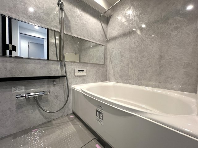 最寄り駅まで徒歩１分！３路線利用可！なんなら横浜駅も徒歩圏！立地最強フゥーッ！！！な、【リノベ／オーベル横浜・戸部本町】の浴室|ゆったり過ごせるお風呂です