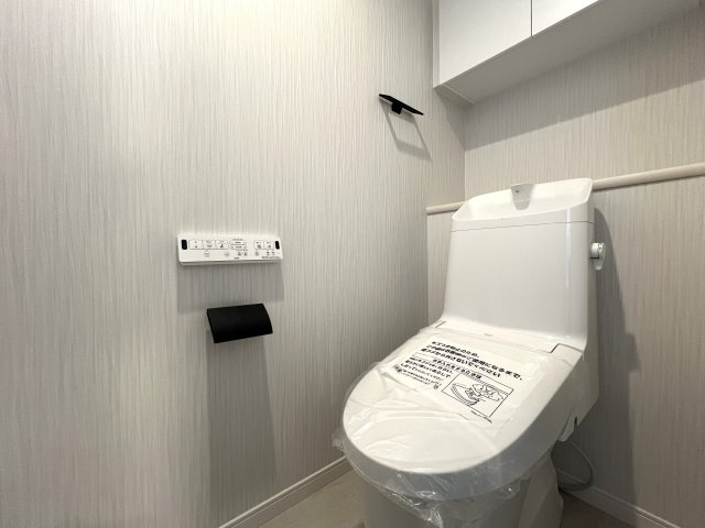 最寄り駅まで徒歩１分！３路線利用可！なんなら横浜駅も徒歩圏！立地最強フゥーッ！！！な、【リノベ／オーベル横浜・戸部本町】のトイレ|清潔感のあるトイレです