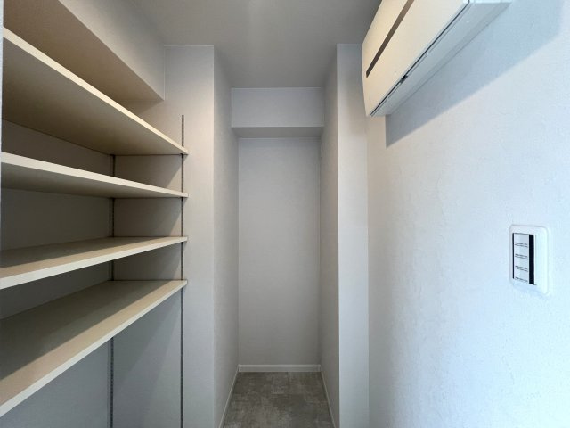最寄り駅まで徒歩１分！３路線利用可！なんなら横浜駅も徒歩圏！立地最強フゥーッ！！！な、【リノベ／オーベル横浜・戸部本町】の収納|こまごまとしたものを収納できそうですね