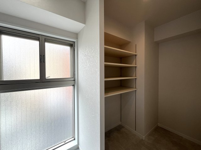 最寄り駅まで徒歩１分！３路線利用可！なんなら横浜駅も徒歩圏！立地最強フゥーッ！！！な、【リノベ／オーベル横浜・戸部本町】の収納|たっぷりとした収納スペースです