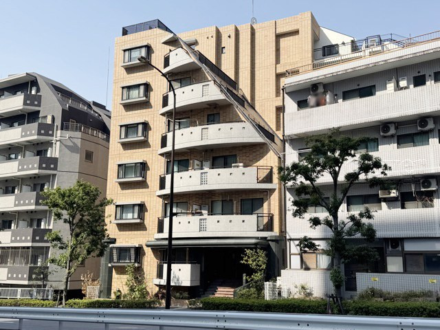 【外観】 | グランドパーク池尻大橋 | 手入れの行き届いた外壁やエントランスなど、「見ればわかる」レベルで清潔感を保ったマンションです。築年数を感じさせない姿で皆様をお出迎えします。～即日のご見学可能～　お問合せはお気軽にどうぞ。