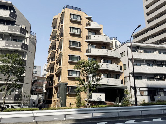 【現況写真】 | グランドパーク池尻大橋 | 前面道路と外観の様子です。～即日のご見学可能～　お問合せはお気軽にどうぞ。