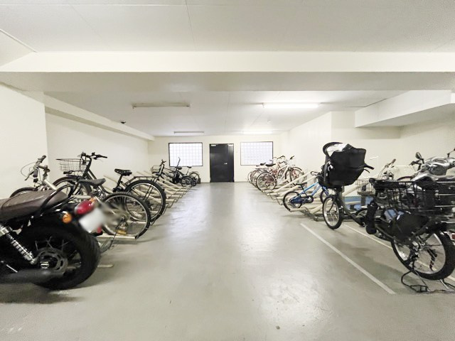 【駐車場】 | グランドパーク池尻大橋 | 自転車置き場。マンションの共用部にあたります。空きの有無や駐輪料金、各戸の台数制限などについては、改めてお問い合わせください。～即日のご見学可能～　お問合せはお気軽にどうぞ。