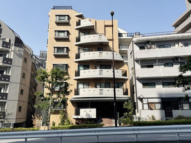 【外観】 | グランドパーク池尻大橋 | 手入れの行き届いた外壁やエントランスなど、「見ればわかる」レベルで清潔感を保ったマンションです。築年数を感じさせない姿で皆様をお出迎えします。～即日のご見学可能～　お問合せはお気軽にどうぞ。