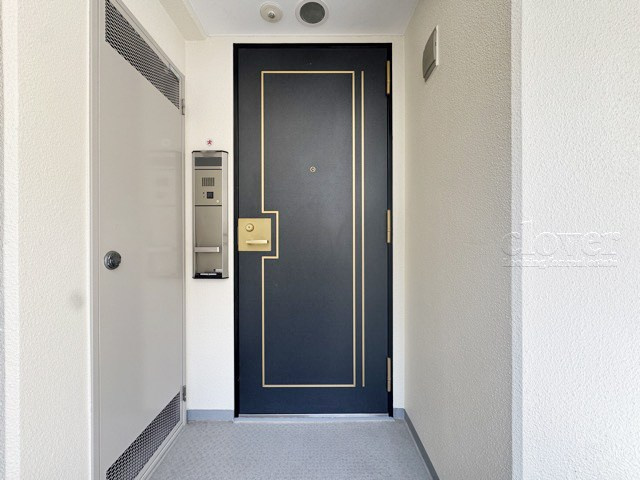 【その他共用部分】 | グランドパーク池尻大橋 | 皆様をお迎えする、お部屋の玄関ドア。開けやすさや開放角度、ドアノブの操作しやすさや鍵の形状などを、現地で一度ご確認ください。～即日のご見学可能～　お問合せはお気軽にどうぞ。