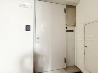 【その他共用部分】 | 皆様をお迎えする、お部屋の玄関ドア。開けやすさや開放角度、ドアノブの操作しやすさや鍵の形状などを、現地で一度ご確認ください。～即日のご見学可能～　お問合せはお気軽にどうぞ。
