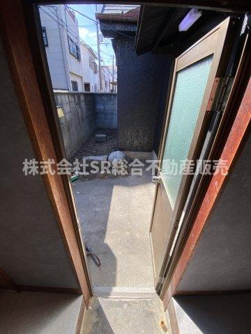 小若江1丁目中古戸建の内装|キッチンと玄関とを直接行き来できます！