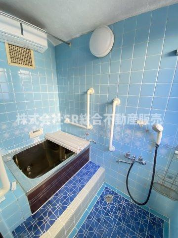 小若江1丁目中古戸建の浴室|お風呂には窓もあり、換気がバッチリとできます☆