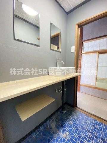 小若江1丁目中古戸建の洗面所|ゆったりとスペースのある洗面所