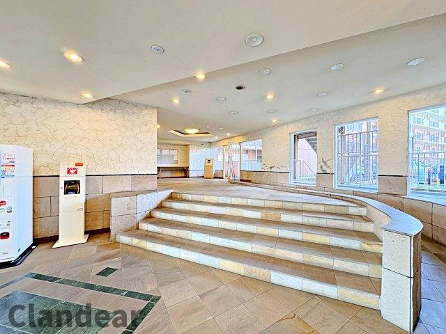 エフローレ新三郷のロビー|ドキドキの新生活も、安心してスタート。ぴったりの住まいを見つけませんか？クランディアが一緒に住まい選びをサポートします‼　まずは、お気軽にお問合せください　＃クランディア