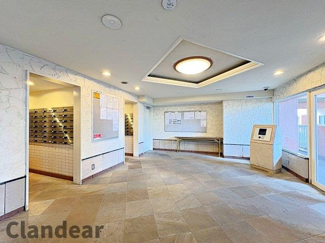 エフローレ新三郷のロビー|ドキドキの新生活も、安心してスタート。ぴったりの住まいを見つけませんか？クランディアが一緒に住まい選びをサポートします‼　まずは、お気軽にお問合せください　＃クランディア