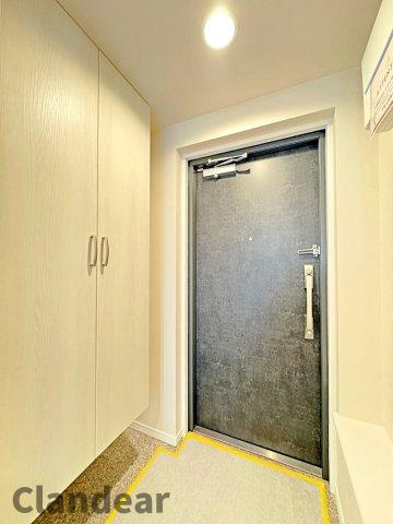 エフローレ新三郷の玄関|ドキドキの新生活も、安心してスタート。ぴったりの住まいを見つけませんか？クランディアが一緒に住まい選びをサポートします‼　まずは、お気軽にお問合せください　＃クランディア