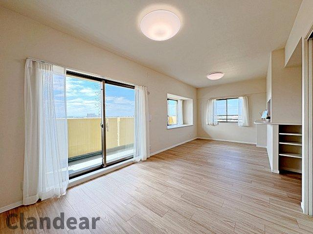 エフローレ新三郷の居間・リビング|ドキドキの新生活も、安心してスタート。ぴったりの住まいを見つけませんか？クランディアが一緒に住まい選びをサポートします‼　まずは、お気軽にお問合せください　＃クランディア