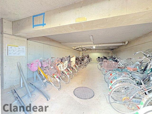 エフローレ新三郷の駐輪場|ドキドキの新生活も、安心してスタート。ぴったりの住まいを見つけませんか？クランディアが一緒に住まい選びをサポートします‼　まずは、お気軽にお問合せください　＃クランディア