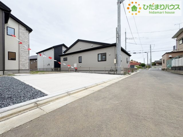 日立市東大沼町11期　新築戸建　3号棟の駐車場|ゆったりとしたカースペースで、ファミリーカーや軽自動車もラクラク駐車出来ますね♪