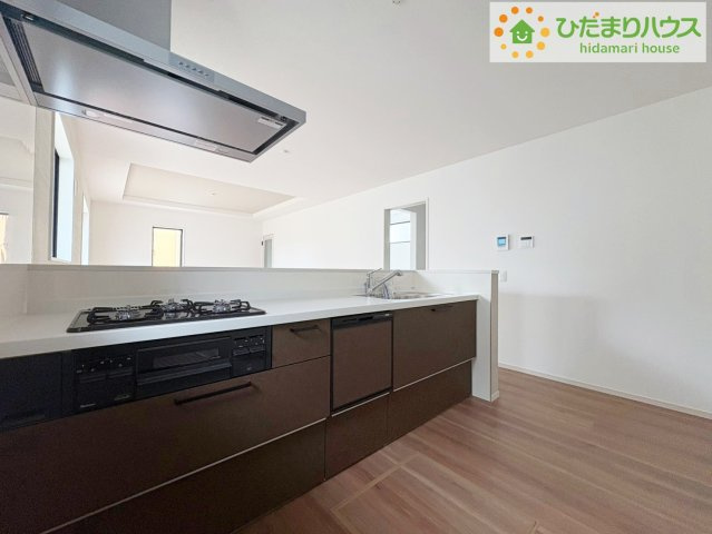日立市東大沼町11期　新築戸建　3号棟のキッチン|カウンターは少し高くなってますので、手元が隠れて来客からは見えにくくなってます♪