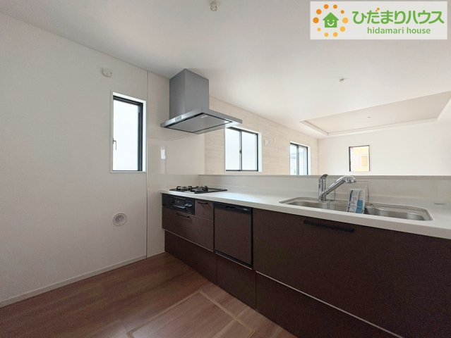 日立市東大沼町11期　新築戸建　3号棟のキッチン|3口コンロと収納豊富なキッチンで、ママの毎日のお料理もはかどります☆