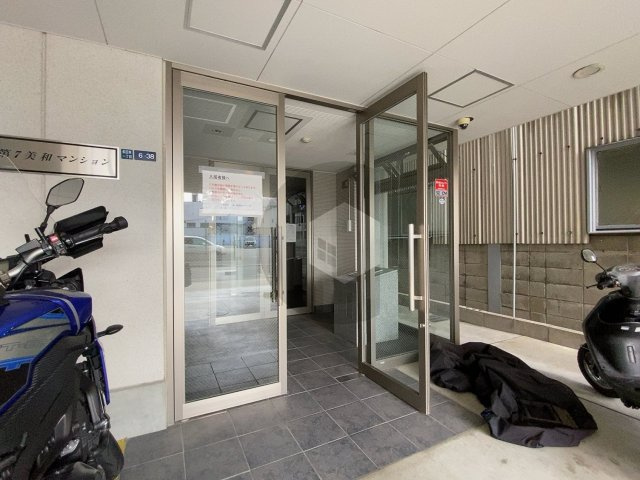 第7美和マンションのエントランス