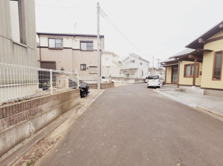 【前面道路含む現地写真】 | 成田市並木町　中古戸建 | 広々6ｍ道路。通り抜けはできないので居住者様のみが使用する道路になります。