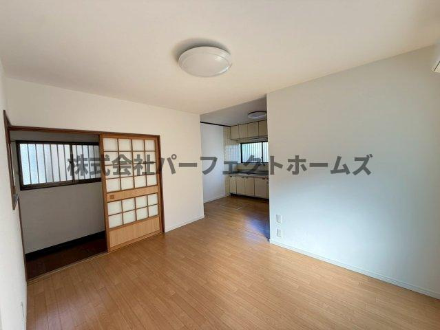 伊加賀本町戸建　賃貸の洋室|明るい洋室です