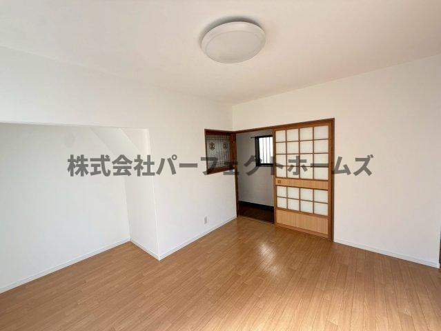 伊加賀本町戸建　賃貸の洋室|使い勝手のいい洋室です