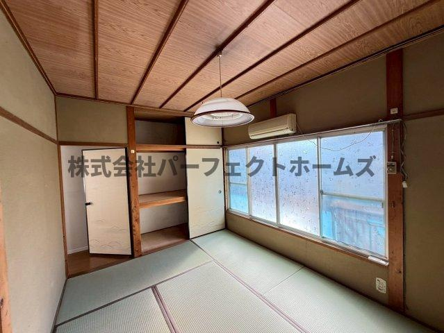 伊加賀本町戸建　賃貸の和室|明るい和室です