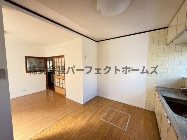 伊加賀本町戸建　賃貸の居間・リビング|ゆったり過ごせるリビングです
