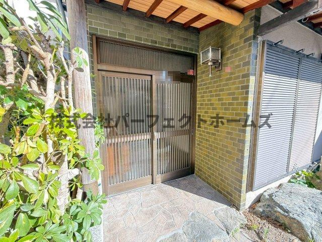 伊加賀本町戸建　賃貸のエントランス|清潔なエントランスです