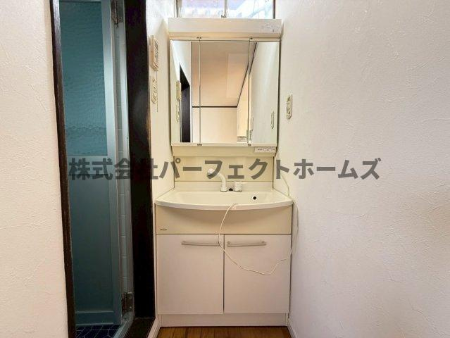 伊加賀本町戸建　賃貸の独立洗面台|使いやすい独立洗面台です