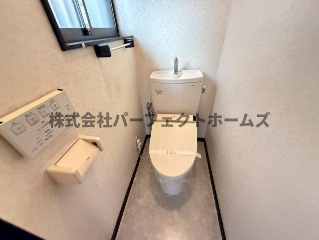 伊加賀本町戸建　賃貸のトイレ|コンパクトで使いやすいトイレです