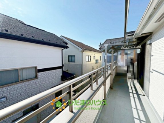 久喜市南栗橋3丁目　中古一戸建てのバルコニー|ワイドバルコニーでお洗濯物もたくさん干せます。ベランダルーフ付きで急な雨でも安心♪