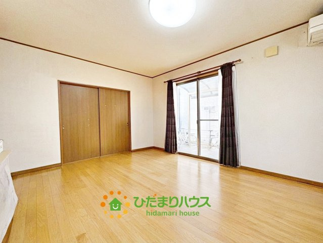 久喜市南栗橋3丁目　中古一戸建ての居間・リビング|16帖超のリビングで開放感もあります！家族団らん過ごせるスペースです♪
※AI加工で家具を消しております。