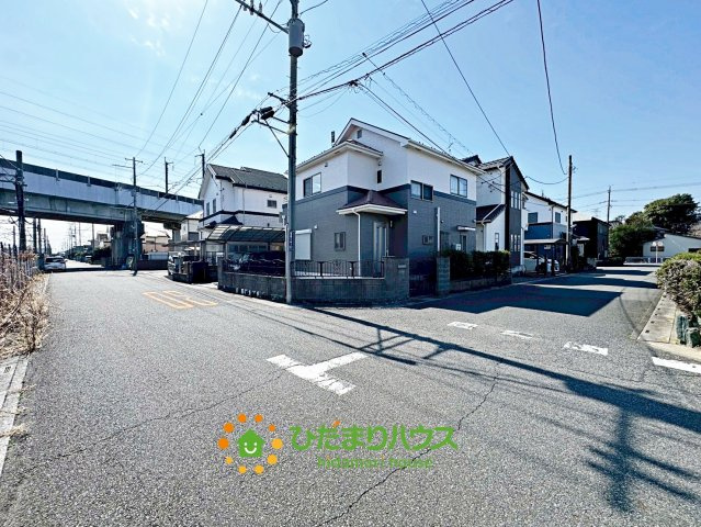 久喜市南栗橋3丁目　中古一戸建ての前面道路含む現地写真|角地につき陽当たり良好です！