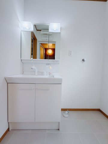 【中古戸建】前橋市駒形町1期の独立洗面台|■洗面室｜ゆとりのある洗面脱衣室ではお子様と並んで歯磨きもできるので一緒に成長を楽しめます♪ひろびろとした洗面室で、朝の準備も楽しくなります☆.*