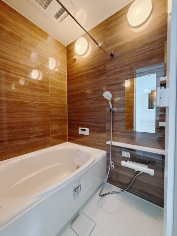 【中古戸建】前橋市駒形町1期の浴室|■浴室｜デザイン性に優れた浴室♪1日の疲れを癒す、ゆったりとしたバスタイムをぜひお過ごしください(*＾＾*)大きな窓付きで嬉しい♪