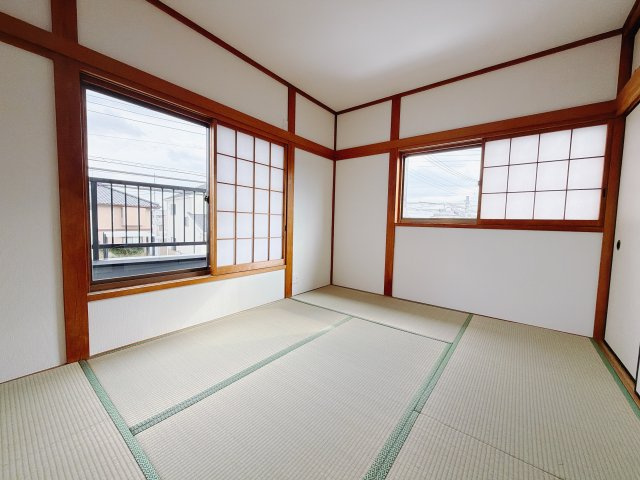 【中古戸建】前橋市駒形町1期の和室|■2階和室｜和室を書斎にしたり、冬にはコタツを敷いて家族みんなで年越しをするのもいいですね。家族みんなのお気に入りの空間になります♪