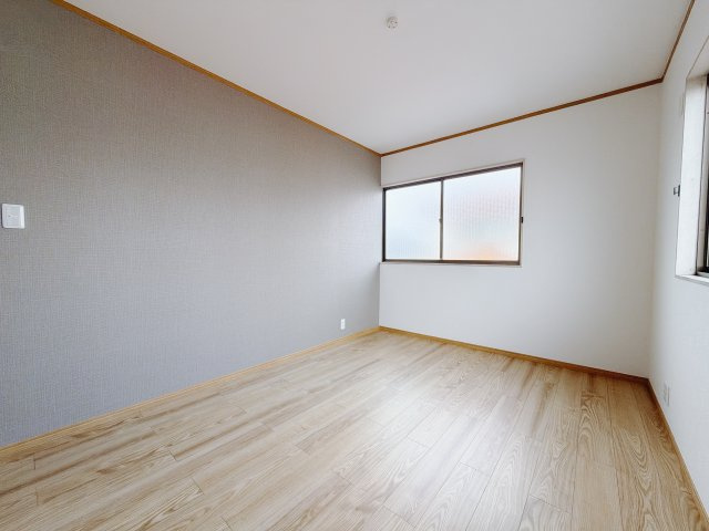 【中古戸建】前橋市駒形町1期の洋室|■2階洋室｜お洒落なアクセントカラーが入っているので、シックな雰囲気になっております。落ち着いた雰囲気で夜はよく眠れそうですね＾＾