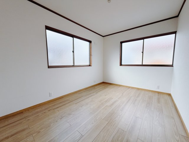 【中古戸建】前橋市駒形町1期の洋室|■2階洋室｜2面採光で明るい1階の洋室。フローリングなので、お掃除がしやすいです♪大きな収納もあって嬉しい！