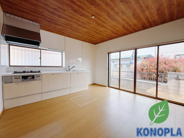 【中古戸建】前橋市駒形町1期の居間・リビング|■リビング｜窓から射し込む陽射しが縦横に広がり、あたたかな空間が形づくられています。ここはご家族の笑顔集まる憩いの空間です( ＾＾ )