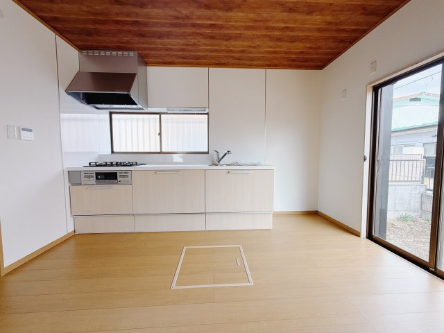 【中古戸建】前橋市駒形町1期の居間・リビング|■リビング｜大きい窓からあたたかいたっぷりの光が入ります♪開放的な空間で毎日をもっと快適に(*＾＾*)