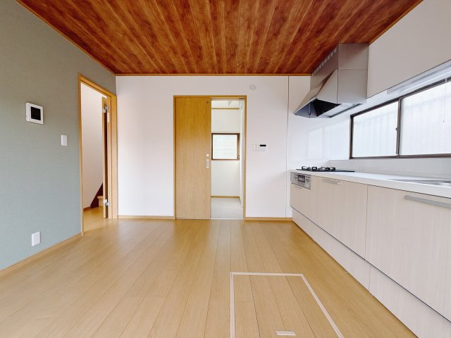 【中古戸建】前橋市駒形町1期の居間・リビング|■リビング｜木製で懐かしさのある家具やアンティーク調の小物に囲まれてレコードを流したり小説を読んだり…そんな心ときめく暮らしをしませんか？