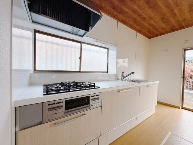 【中古戸建】前橋市駒形町1期のキッチン|■キッチン｜ワークトップの幅が広く、お子様といっしょにお料理をつくったり、ちょっとしたパーティーも楽しめます。フラットなのでお掃除がしやすいのもポイントです♪