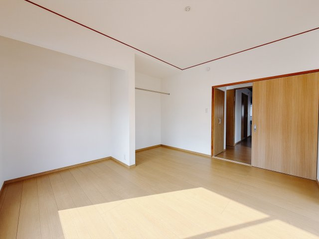 【中古戸建】前橋市駒形町1期の洋室|■1階洋室｜｜ナチュラルカラーの床です。模様替えなどとても楽しく工夫できます♪陽当たり、風通しもとても良いので毎日快適な生活スタートです！