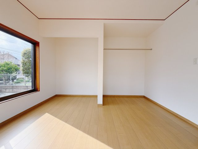 【中古戸建】前橋市駒形町1期の洋室|■1階洋室｜階洋室には大きな窓をご用意しています。日中はあたたかな日差し差し込み自分時間も充実できますね♪